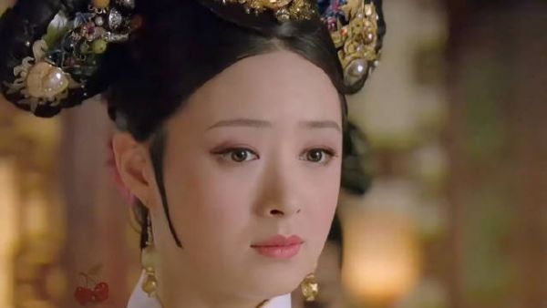 众人看望沈贵人后准备离开，华妃直接邀请大胖橘去她宫里吃东阿阿胶桂圆羹