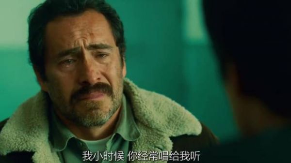 孩子总会悄悄读懂大人的苦，只是不擅长直白表达心疼