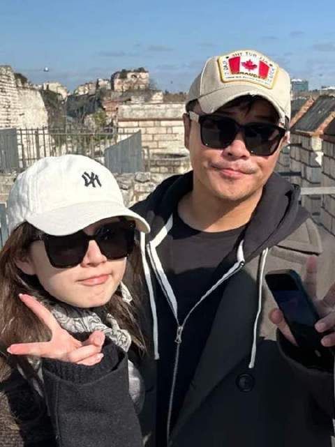 陈思诚携小21岁阮巨欧洲游，情侣装素颜同框甜蜜