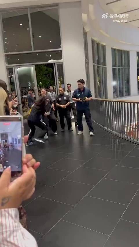 中国粉丝在泰国遭GMM工作人员围殴，现场欢呼无人拉架