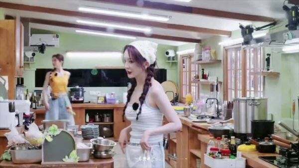 靳梦佳被赞中餐厅天花板同事