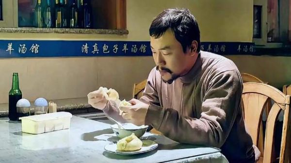 廖凡大口吃羊肉包配羊汤,一口气连吃五个面包