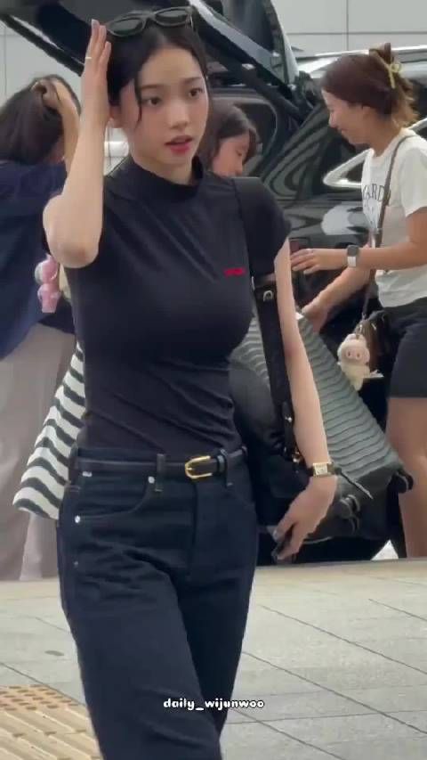 柳智敏_黑T勾勒夏日曲线金扣腰带锁住焦点