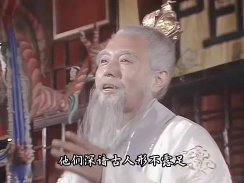以前的演员为了走好四方步一练练好几个小时，现在的走路像街溜子！