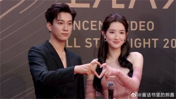 王子奇王玉雯红毯疯狂撒糖，两人同框比心太甜蜜，直接原地结婚吧
