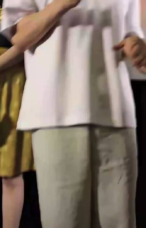 工作人员视角 功夫女足路演最后一站周星驰迪丽热巴大合影