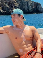 爆火的白癜风男模Russel，到底是真人励志偶像，还是AI捏出来的流量密码？