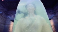 女人惊恐的发现太后寝宫里有一个水晶棺，里面浸泡着一个美人