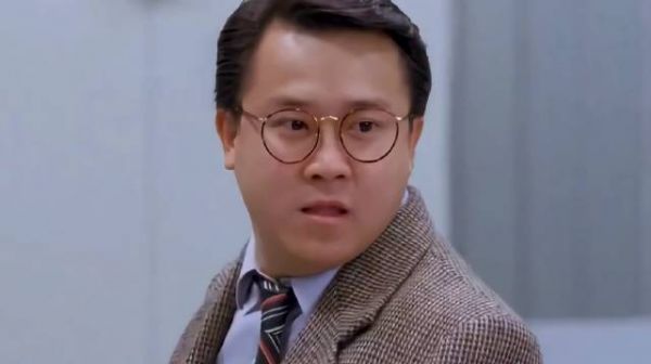 小伙意外发现碎钞机出现故障，因此彻底走向人生巅峰
