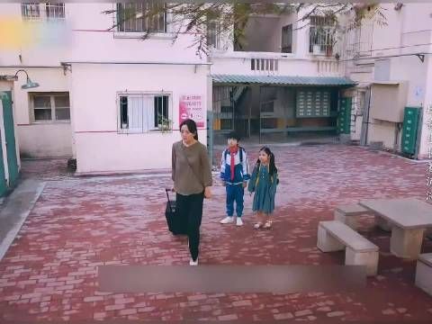 母亲外出打麻将锁屋，孩子吃核桃被卡窒息离世