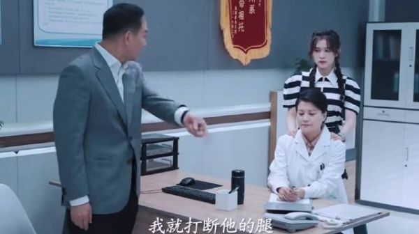 家里三代都是军人,父亲对军人有着深厚的感情 不允许儿子不当逃兵