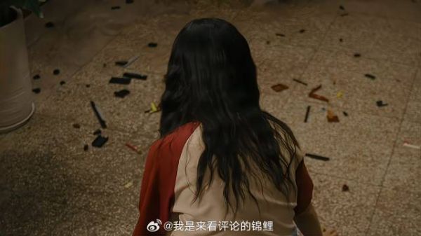 闺女收到男友求婚礼物,怎料被父亲摔的稀碎,心碎了