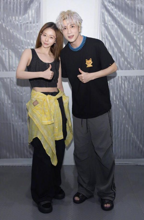 张靓颖与薛之谦同框合影。