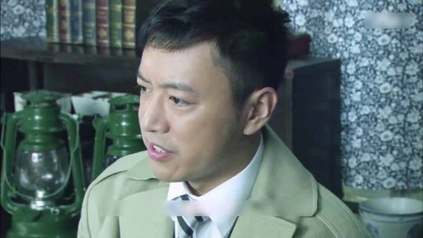 男人准备营救同志！