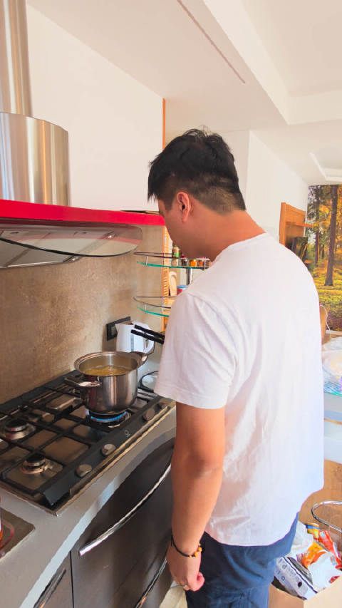 在意大利多洛米蒂 弟弟在做饭 窗外绝美 好朋友在一起 很幸福