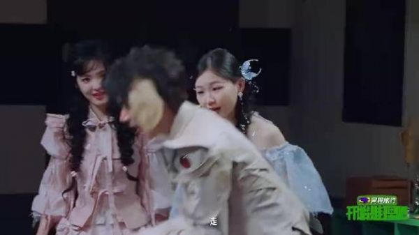 刘宇宁这期开推是狼塑，不仅扮相上像狼，坐之前还会弄一下尾巴 宁好会啊