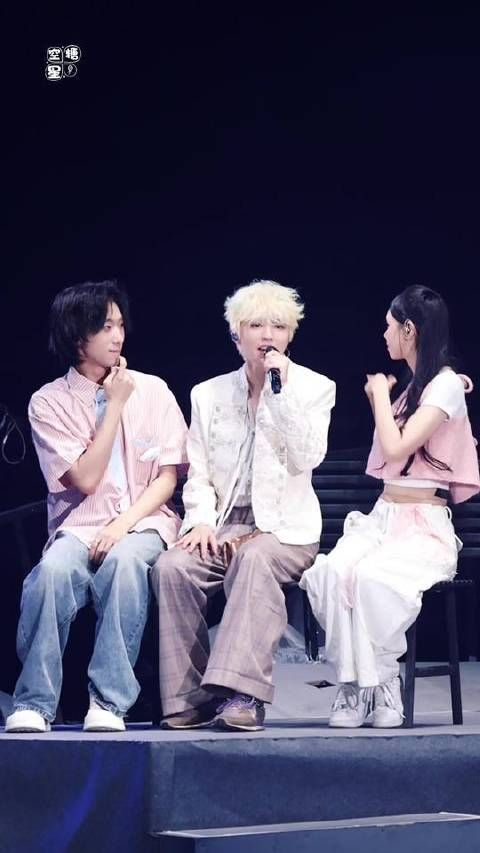 我们俊凯就这样水灵灵地端坐于小情侣之间，继而潇洒转身离去