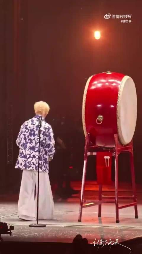 王俊凯打鼓边做动作边咚，动感十足