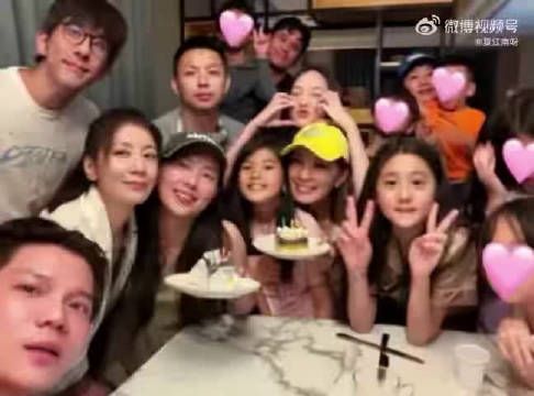 修杰楷居家随性穿搭出镜，没有明星架子，陪伴妻女度假的模样格外接地气