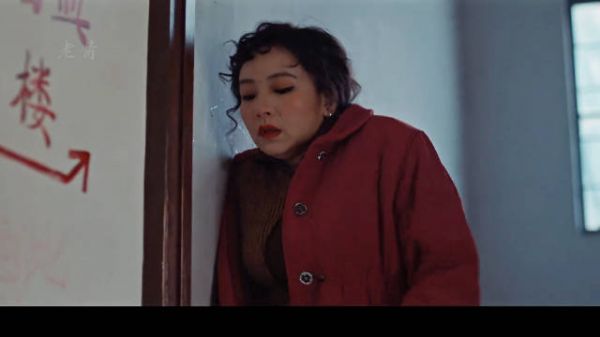 女服务员只是临时加了个夜班，结果醒来后却闻到一股淡淡的血腥味