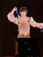 周深沈阳演唱会搓澡，当着几万人刷掉偶像包袱