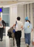 谢贤丧事后，张柏芝送儿子澳洲上学，19岁lucas临别拥抱妈妈孝顺