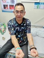 突发！TVB金牌绿叶突入院，双臂抽血做手术，亲揭肠内长大粒息肉