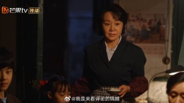 黄玲给公婆做一桌美味 正要上桌却被婆婆赶走，卑微蹲在柴房吃