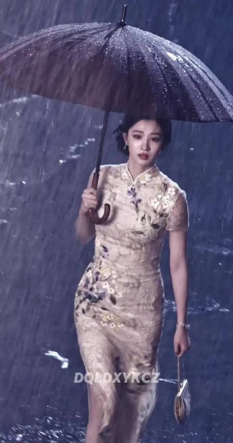 《这一秒过火》旗袍紧身引批评，楚然雨中勒出紧绷感