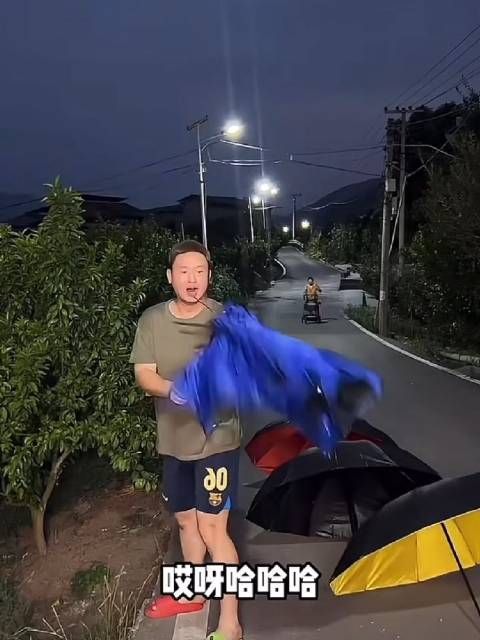 名模坤直播间花式展示伞，伞烂的那一刻，我真的笑不活了