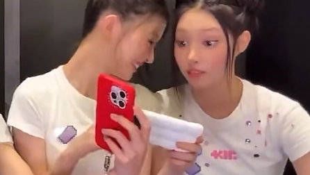 用脑袋蹭几个意思……你也觉得她很可爱吧