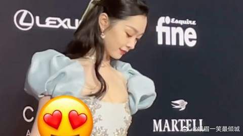 宋轶红毯上自带苹果拍照，这身造型超美的