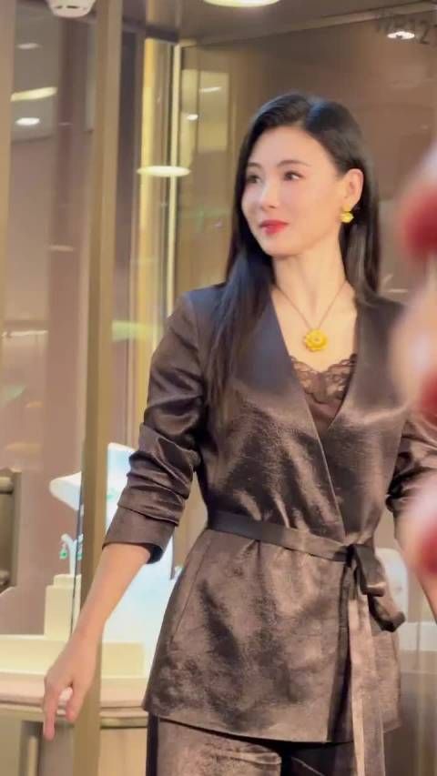 张柏芝出场自带港圈贵女气质～珠光宝气的全身上下好像在发光