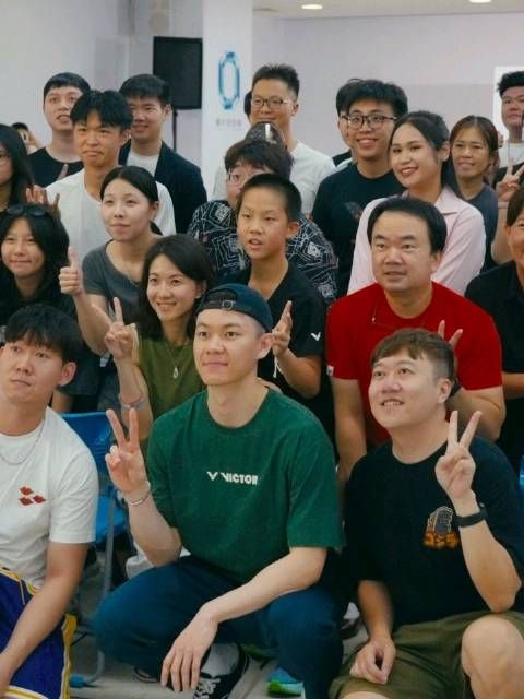梓嘉参加球迷见面会 Victor