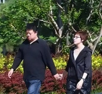 违背父亲意愿，执意成央视名嘴，娶央视主持为妻，如今已是大老板