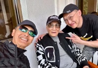 谢贤罕见居家照曝光，未戴墨镜引争议，周润发等登门拜访
