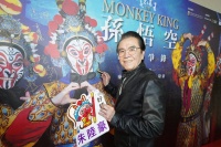 香港79岁武侠巨星街头被偶遇，满头银发腰板笔直，主动答应合照