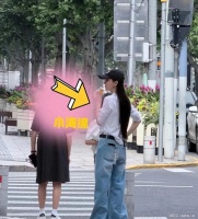 杨颖素颜带子街头散步，9岁小海绵身高已及肩