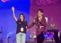 香港知名女星现身撑老公，腹部隆起被疑怀二胎，本人紧急回应