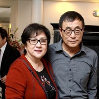 原来他是甄珍的二婚丈夫，嗜赌成性已去世2年，样貌财富不如谢贤
