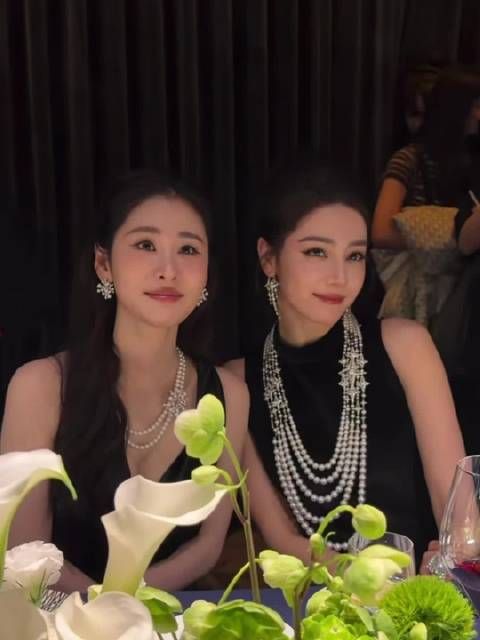 迪丽热巴张碧晨御木本高珠展晚宴合照来啦@Dear-迪丽热巴