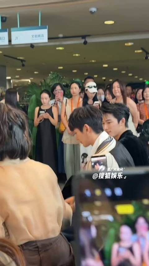 邓为花少8上海见面会专心发呆