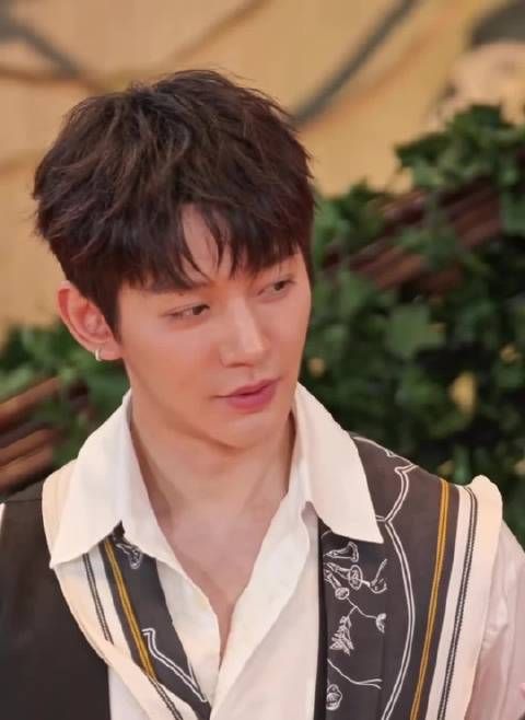 邓为亮相花儿与少年8见面会，颜值身材仪态俱佳