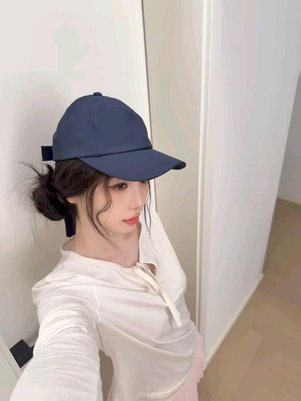 虞书欣侧颜精致。