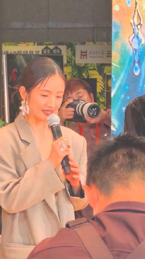 吴君如跟殷桃学会唱好大一棵树