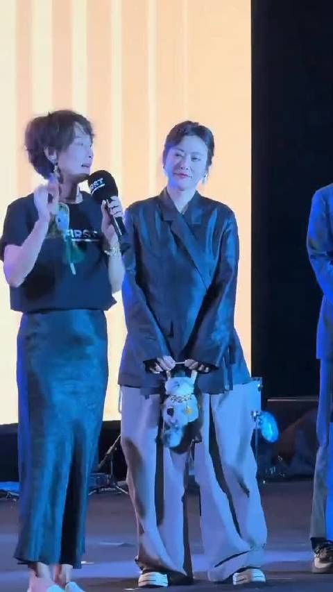 郝蕾 鲁豫 马伊利 同框亮相西宁青年电影节，几位女神同台，你更喜欢哪一位？