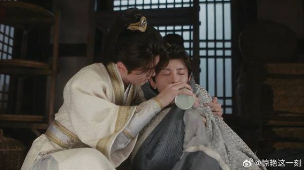 李莲花碧茶毒发 看见情况吓坏方小宝，立马为他取暖热酒