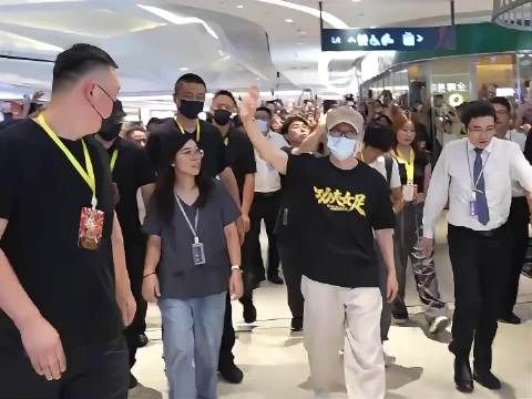 周星驰总戴口罩满头白发，秘密揭晓让人读懂星爷