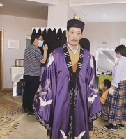 香港“僵尸道长”近况曝光，72岁重披经典道袍，面色红润没老态