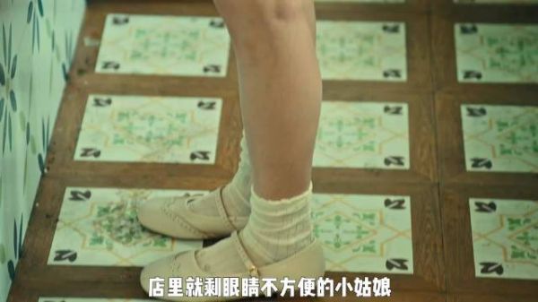 店里就剩眼睛不方便的小姑娘，自顾自换着衣服